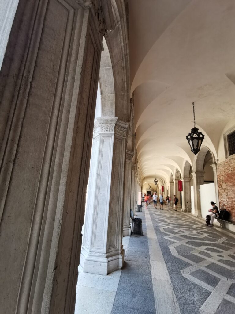 Gang im Dogenpalast in Venedig