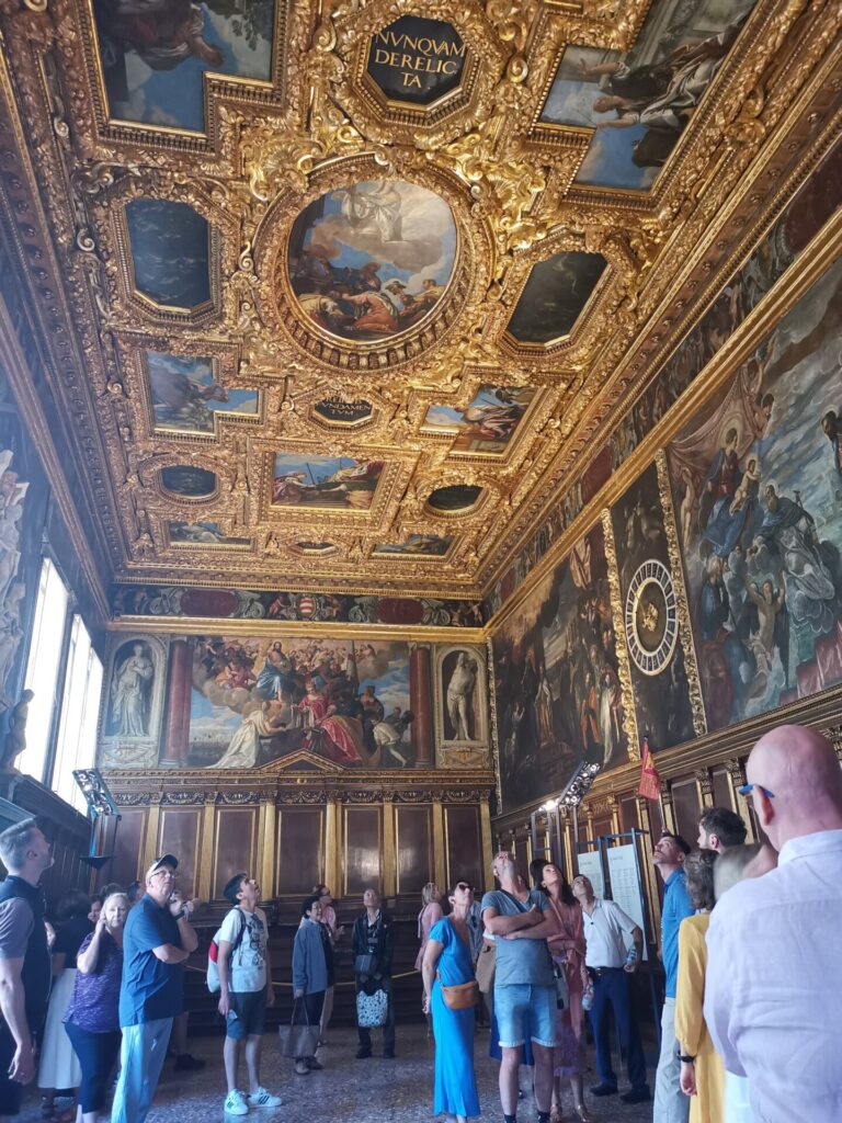 Dogenpalast Saal mit Goldverzierungen und Gemälden in Venedig