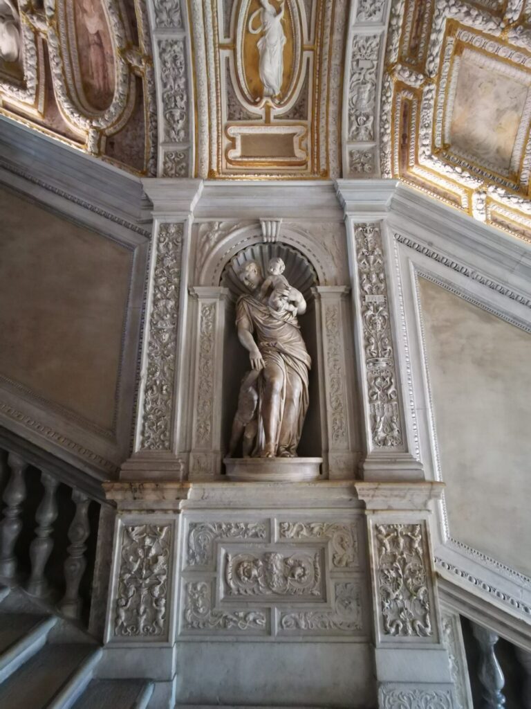 Gang mit Skulptur im Dogenpalast in Venedig