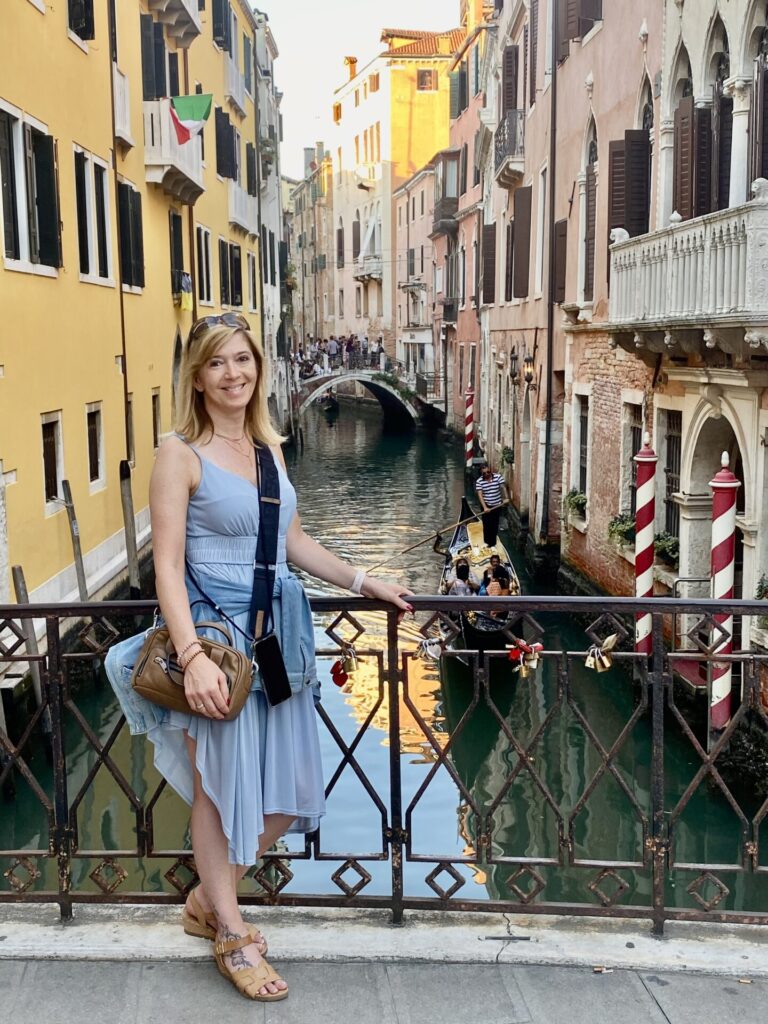 Frau auf einer Brücke in Venedig