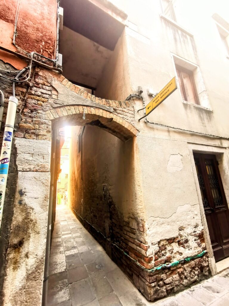 Zugang zum Palazzo Contarini del Bovolo in Venedig