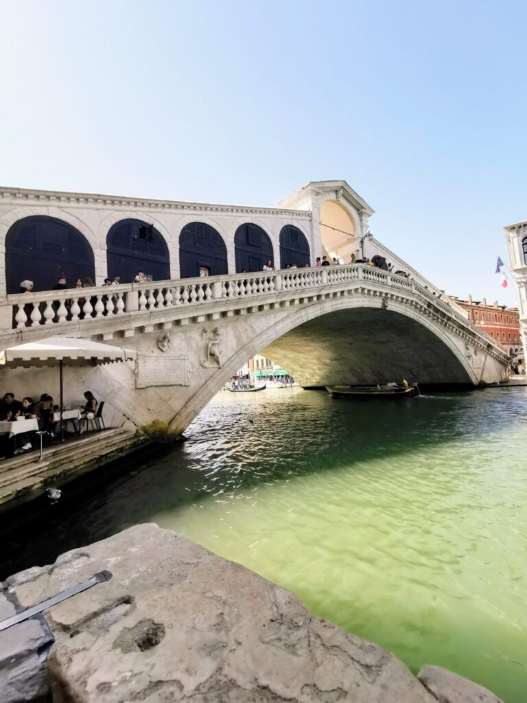 Blick auf Rialtobrücke in Venedig