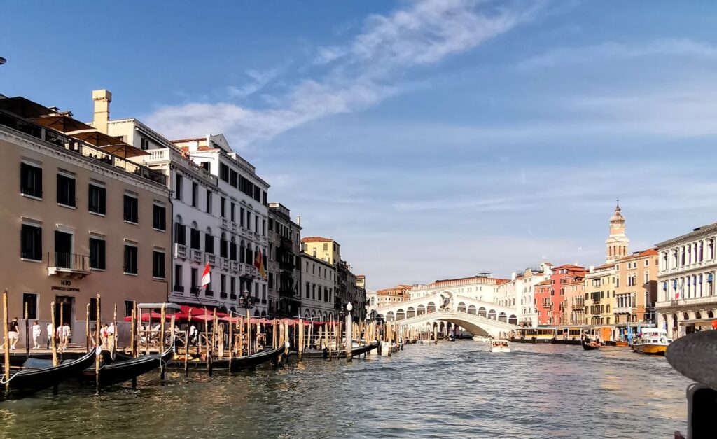 Blick auf Rialtobrücke in Venedig