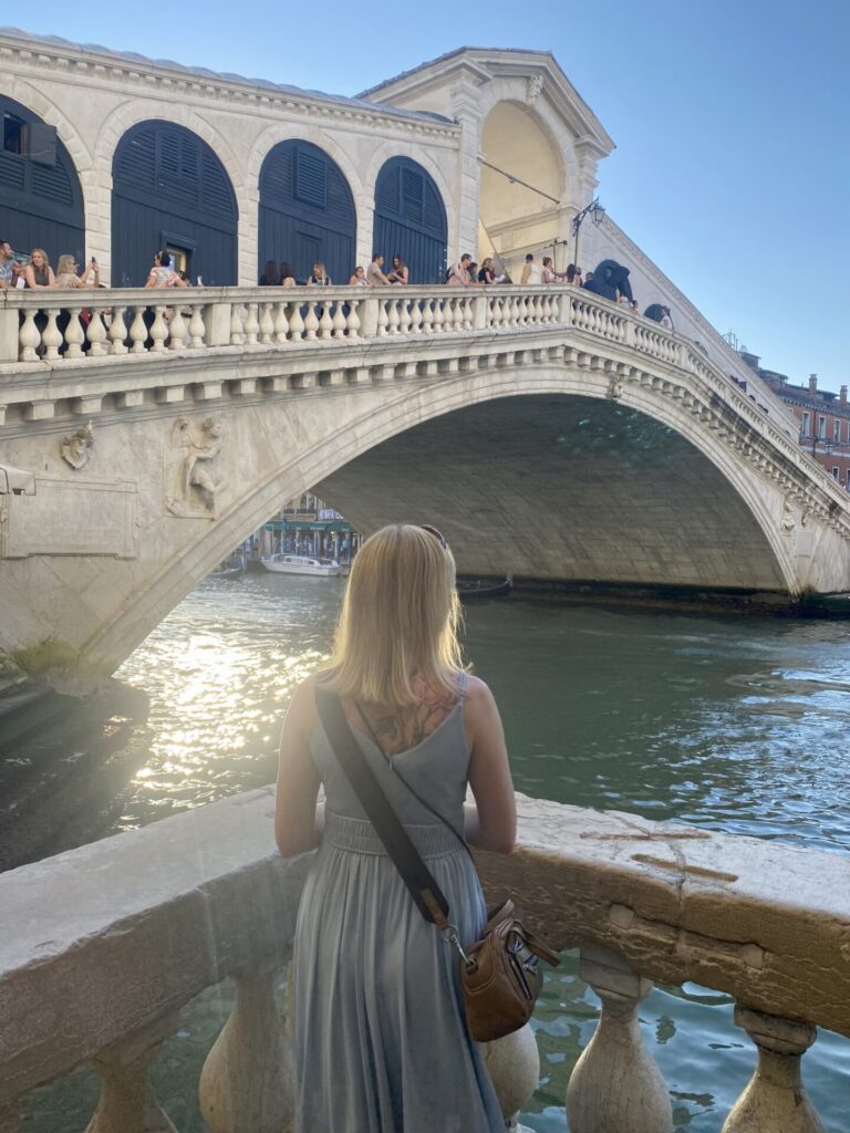 Frau vor Rialtobrücke in Venedig