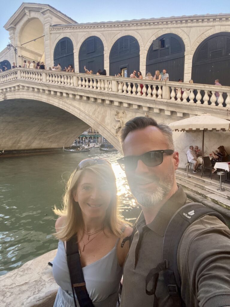 Pärchen vor Rialtobrücke in Venedig