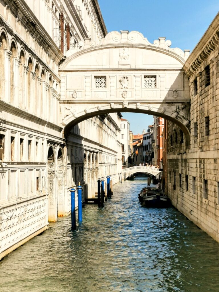 Blick zur Seufzerbrücke in Venedig