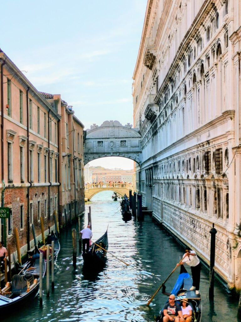Blick zur Seufzerbrücke in Venedig