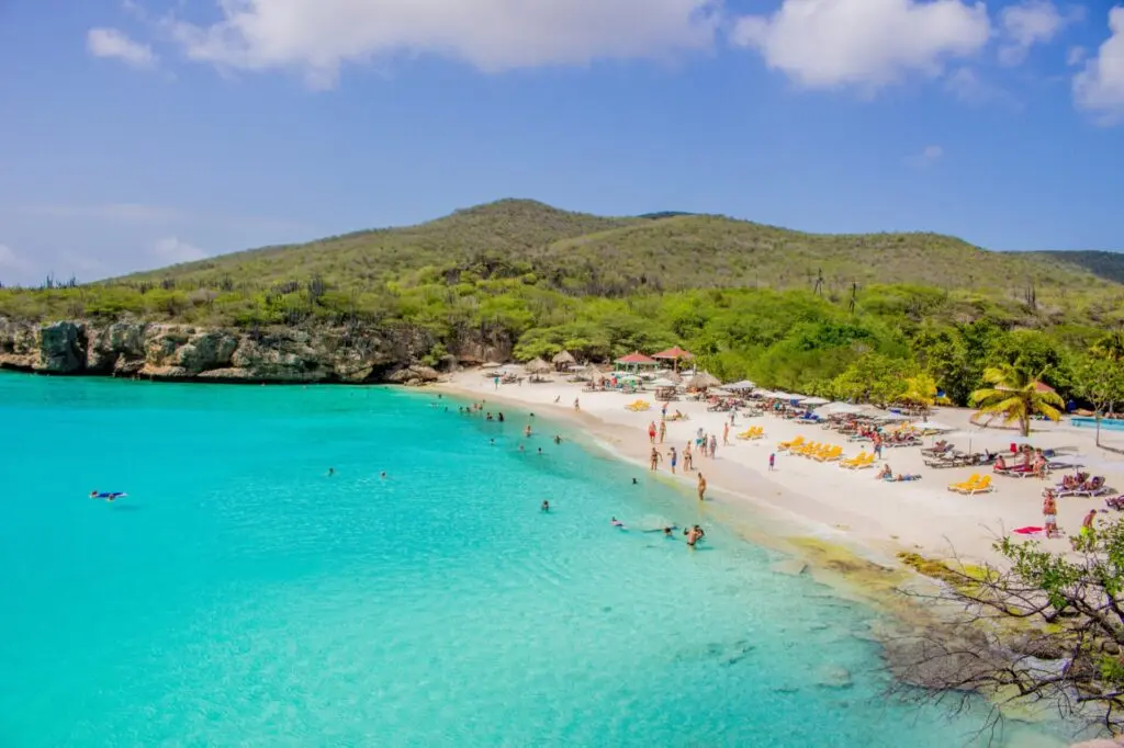 Weißer Sandstrand mit Badegästen auf Curacao