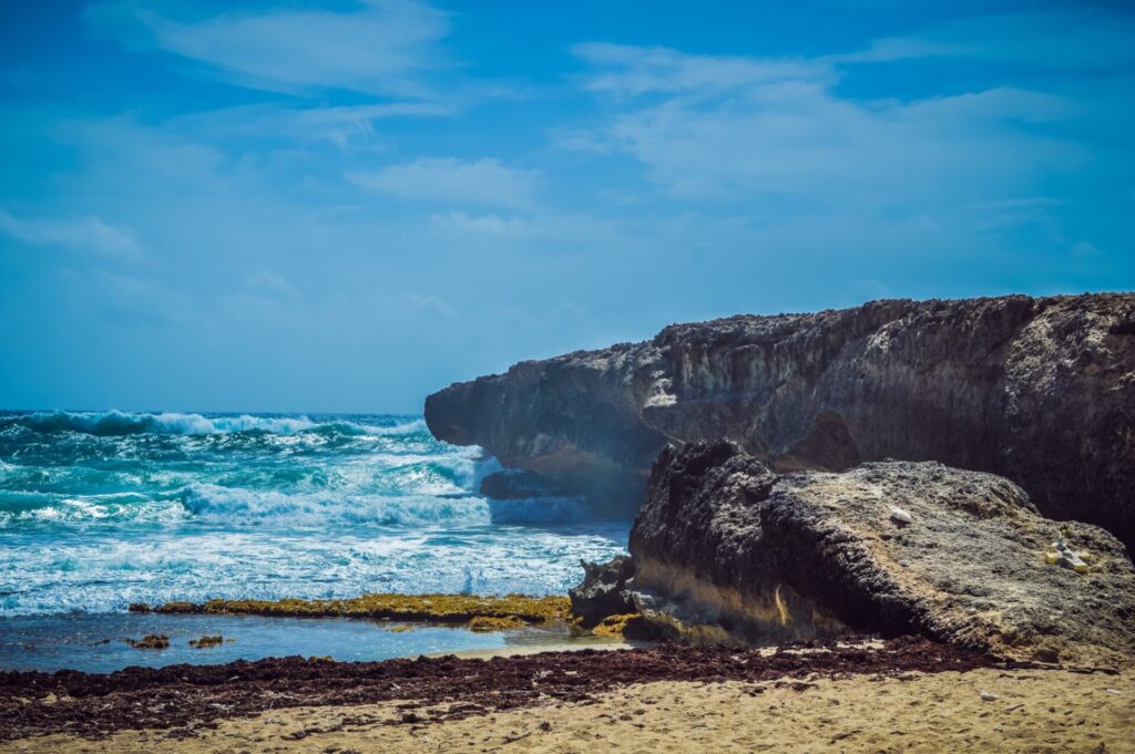 Steinige Küste am Meer auf Aruba 