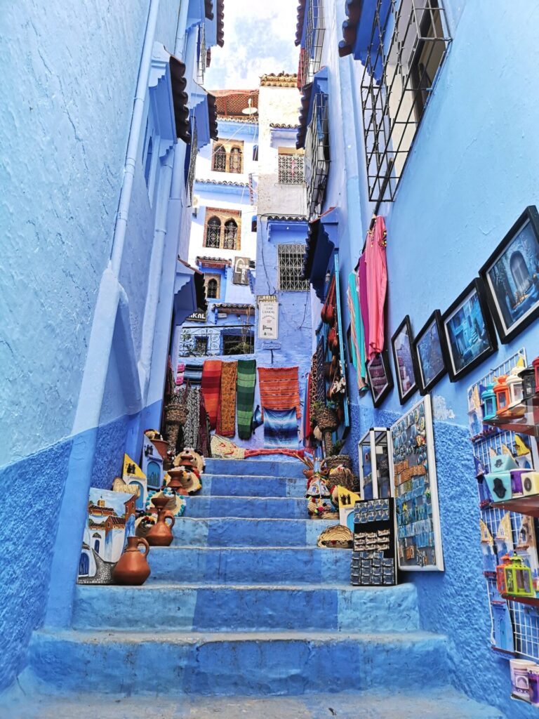 Blaue Gasse mit Dekoraion und Bilder 