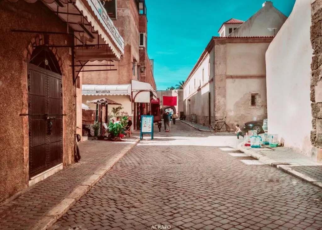 Gasse mit Kopfsteinpflaster in El Jadida