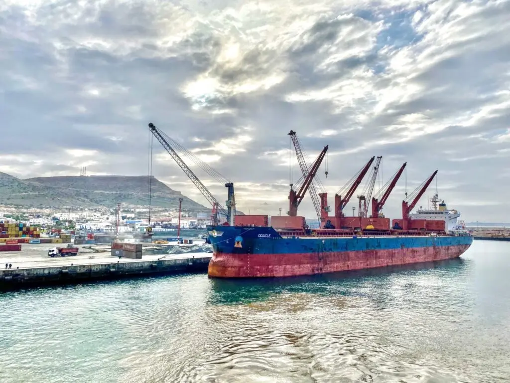 Kanaren Mittelmeer Marokko Agadir Hafen Industrie Boote Busse