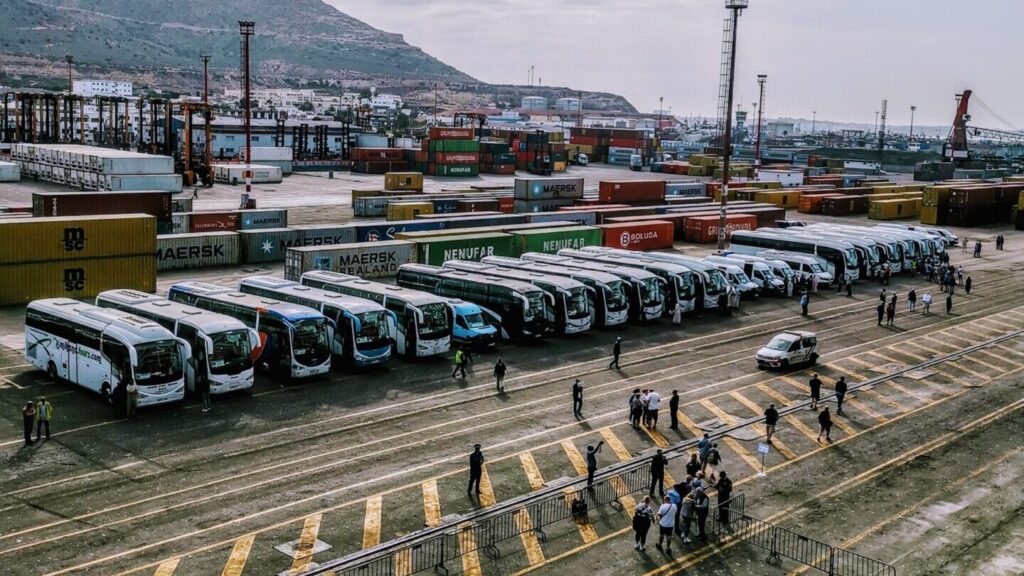 Shuttle-Busse und Landausflugsbusse am Hafen von Agadir