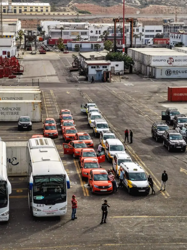 Taxi-Schlangen am Hafen von Agadir