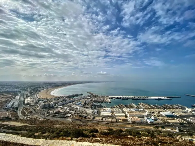 View auf den Industrie-Hafen von Agadir mit Meer