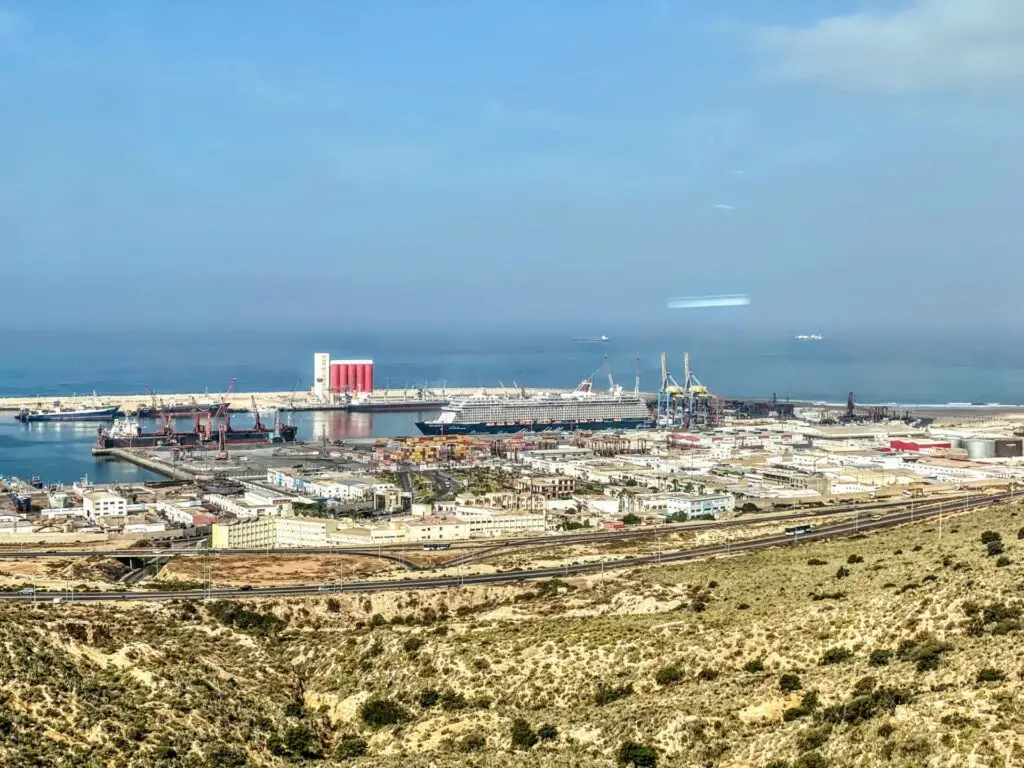 View auf den Industrie-Hafen von Agadir mit der MS 4