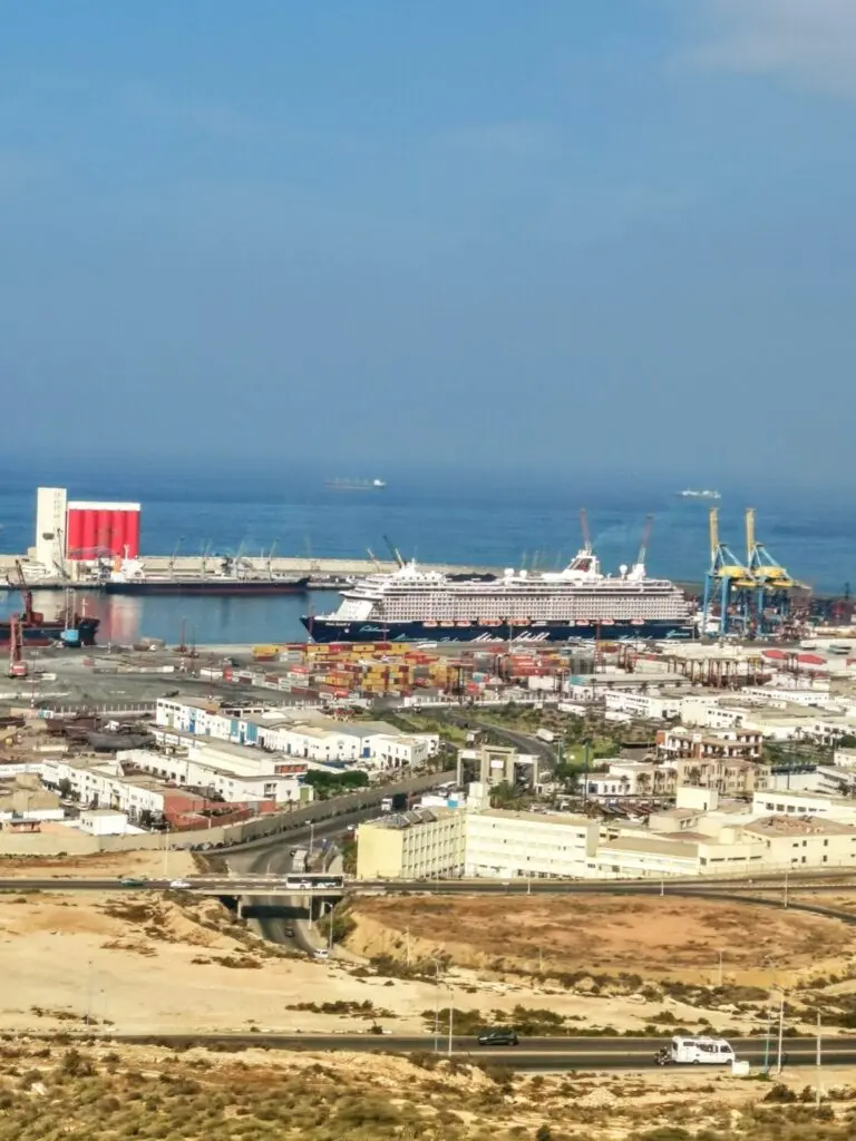 Aussicht von der Kasbah Ruinen - Agadir Oufella auf den Industrie-Hafen in Agadir