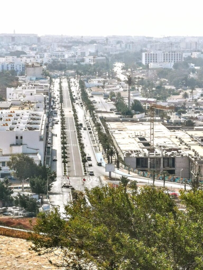 View auf die Haupt-Straße im Zentrum von Agadir 