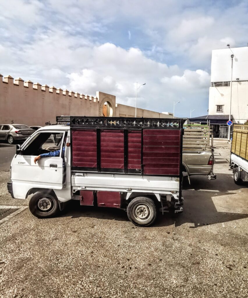 Lieferwagen vor dem Souk El Had in Agadir