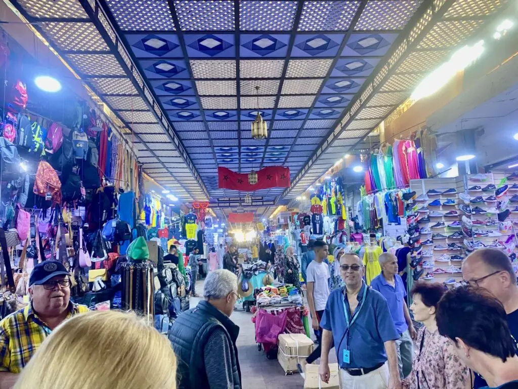 Gang mit Menschen im Souk El Had in Agadir