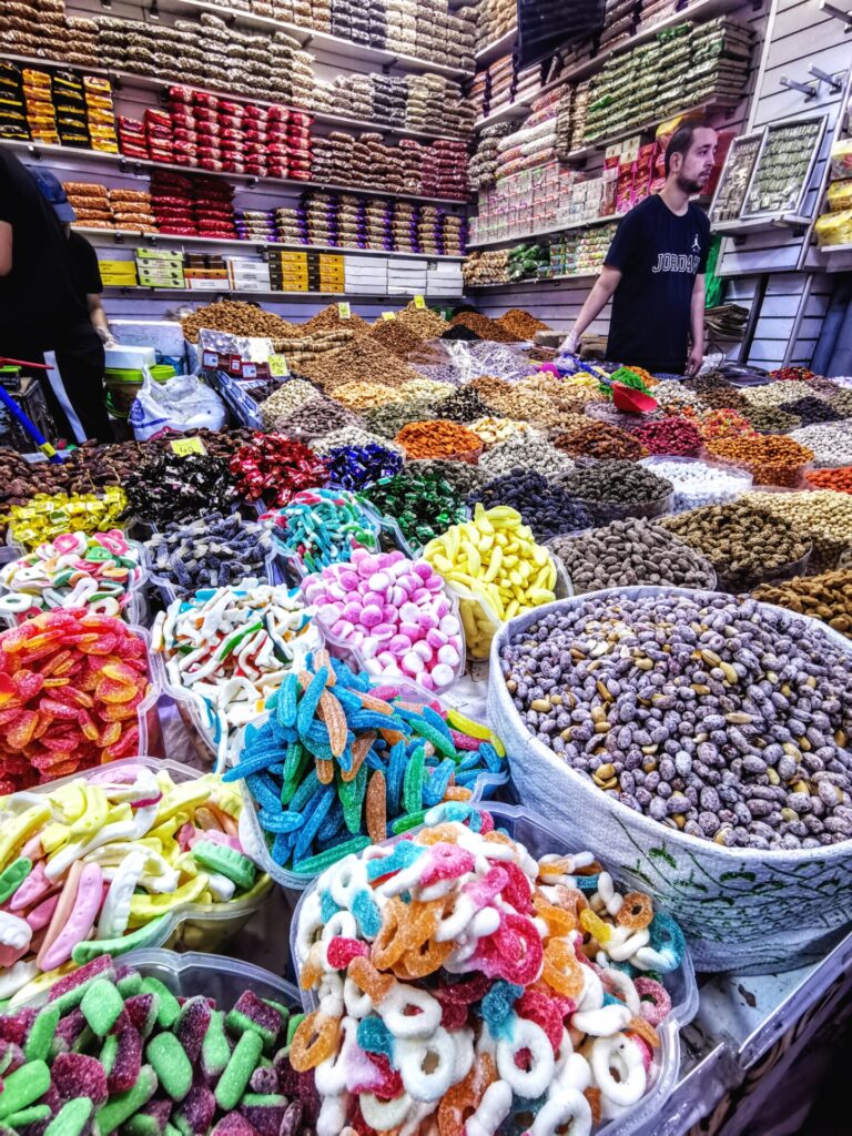 Suessigkeiten im Souk El Had in Agadir