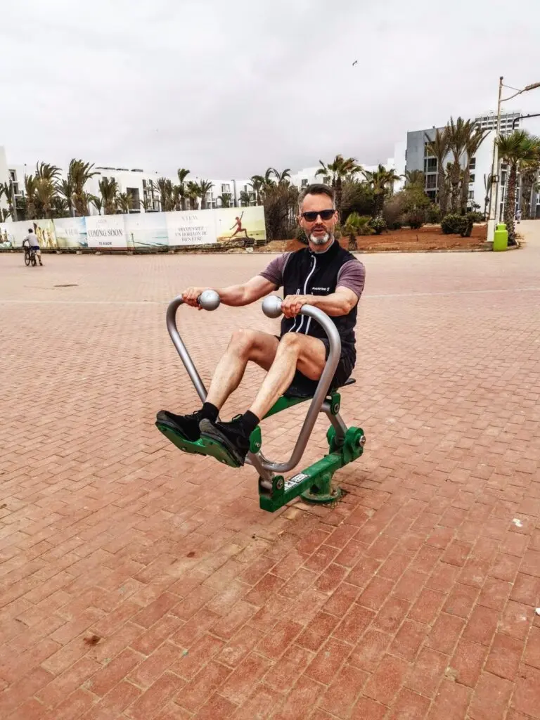 Fitnessgeraet an der Strand-Promenade in Agadir 