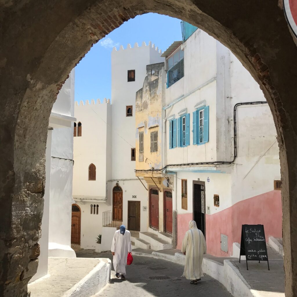 Gasse mit weißen Haeusern in Tanger 