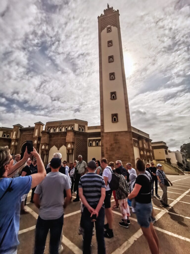 Mohamed V Mosque in Agadir mit Menschen
