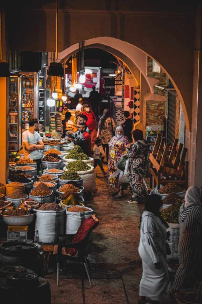 Bunte lange Gasse im Souk mit Gewurze und Verkaeufer