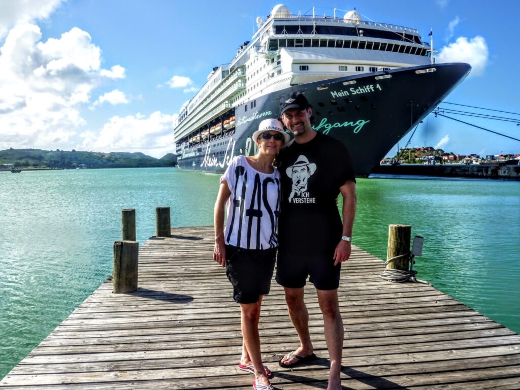Pärchen und Mein Schiff 1 am Hafen von St. John in Antigua