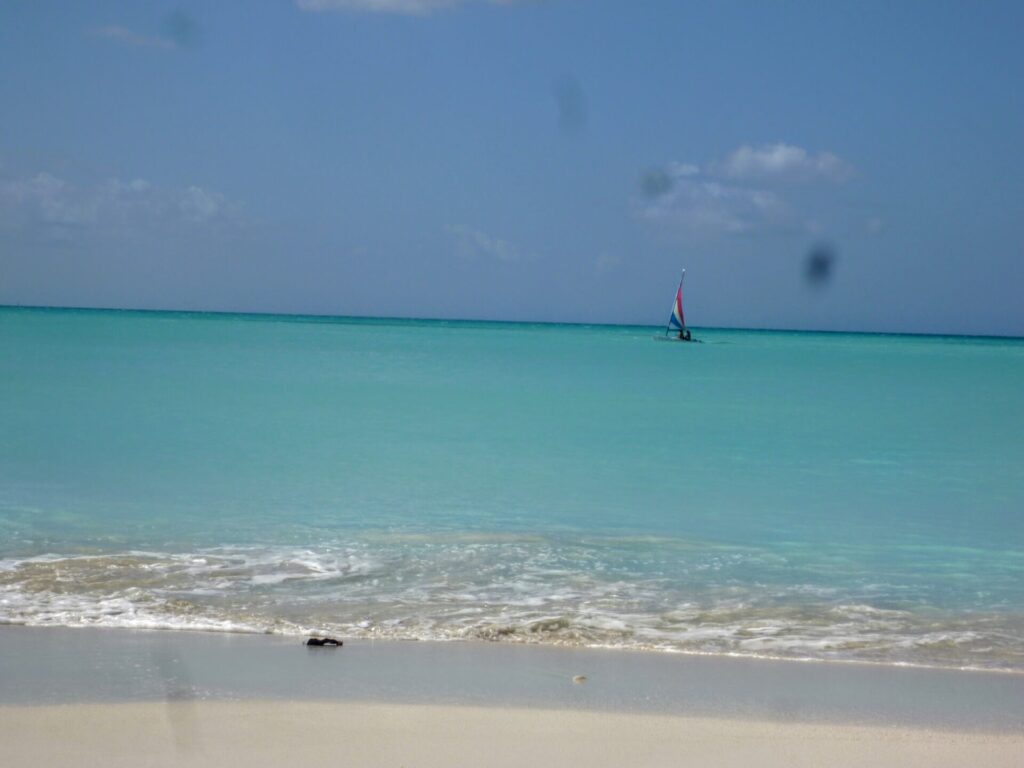 Strand mit türkisem Meer auf Antigua St. Johns
