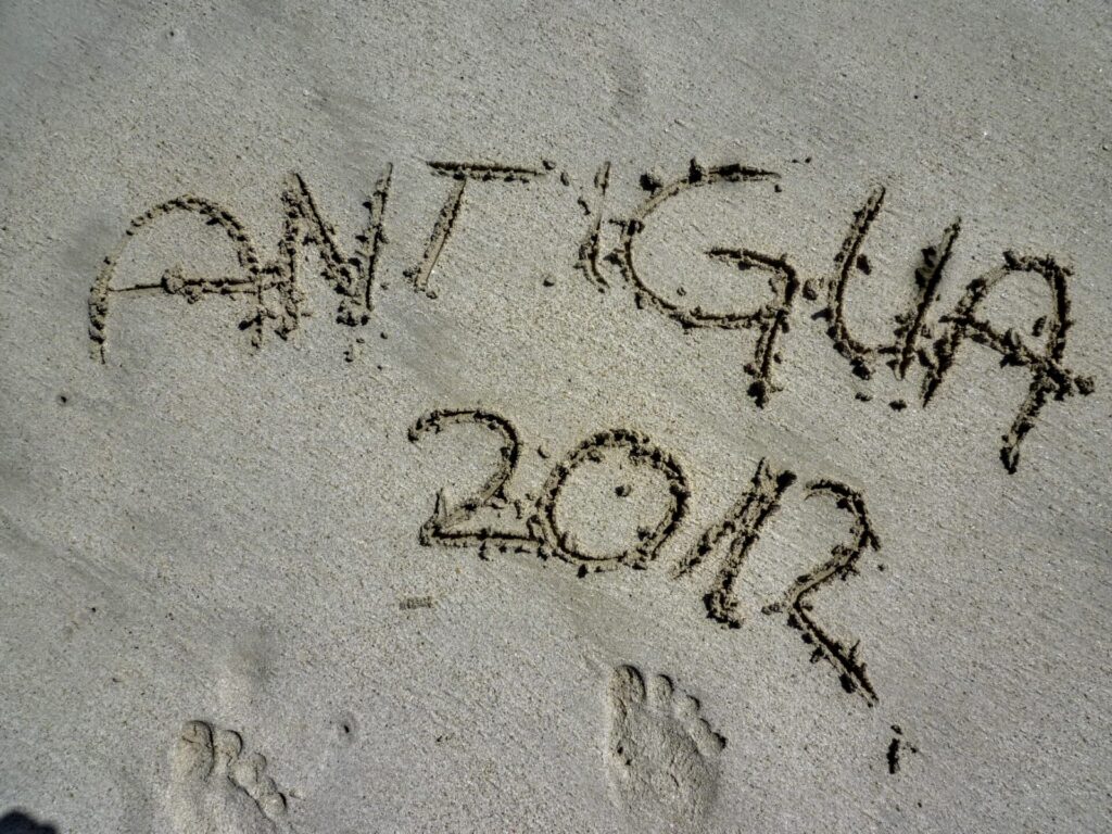 Schriftzug Antigua am Strand