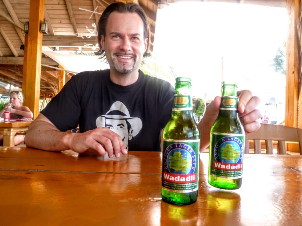 Strand-Bar mit Mann und Bier in Saint Johns auf Antigua