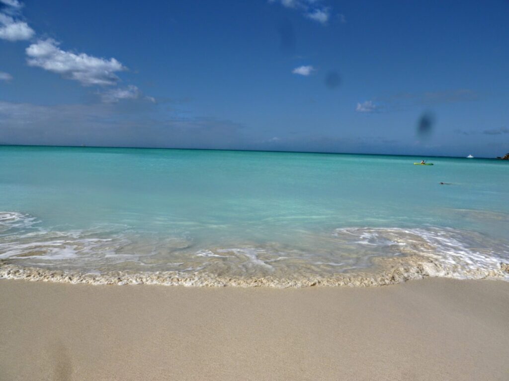 Strand mit türkisem Meer auf Antigua St. Johns