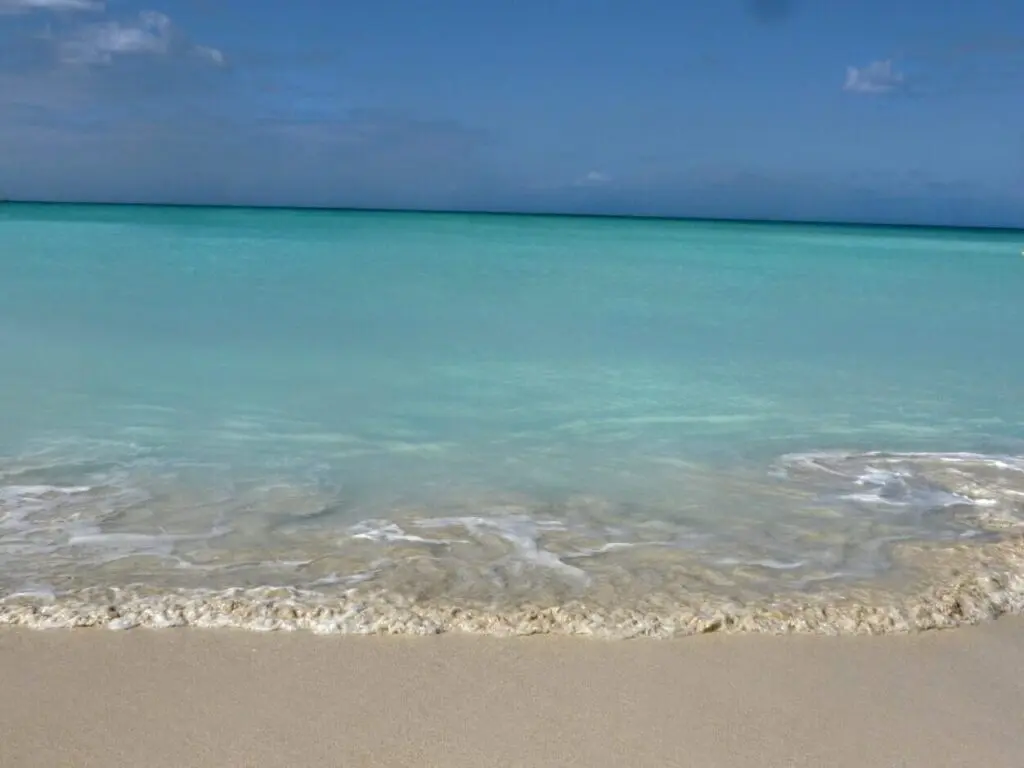 Strand mit türkisem Meer auf Antigua St. Johns