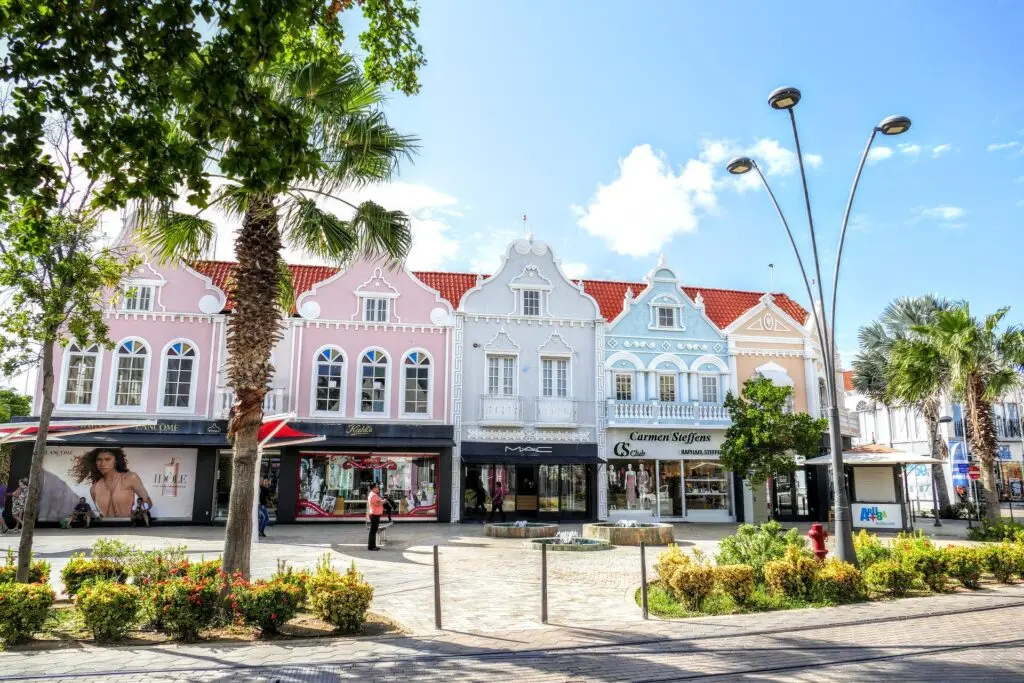Bunte Häuser im Zentrum von Oranjestad  auf Aruba