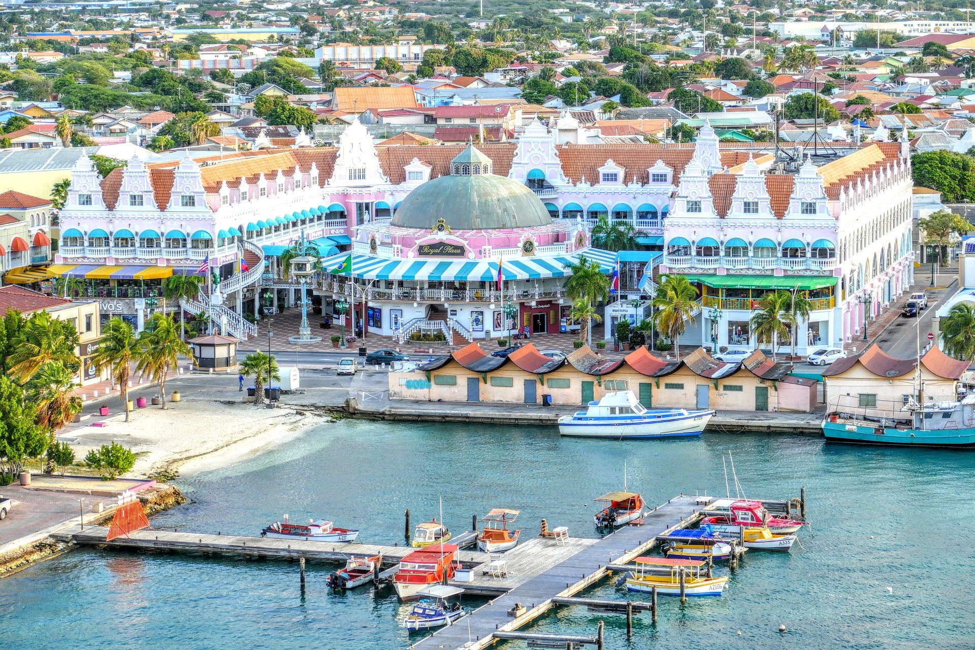 Blick auf das Pier mit bunten Häusern von Oranjestad auf Aruba
