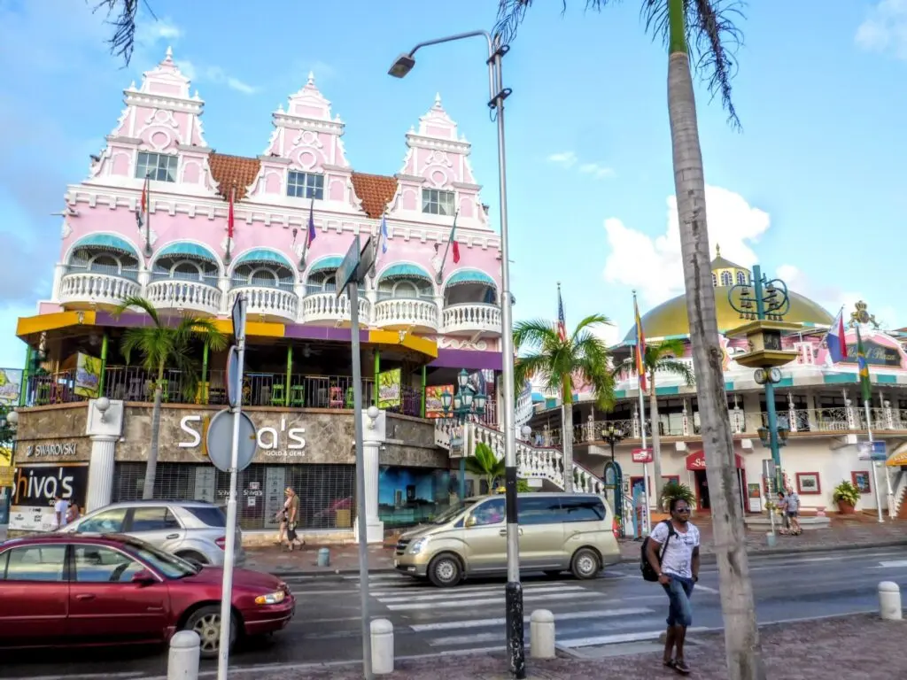 Bunte Häuser im Zentrum von Oranjestad  auf Aruba