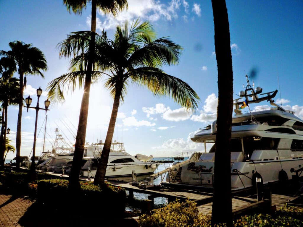 Yachten am Pier von Oranjestad auf Aruba