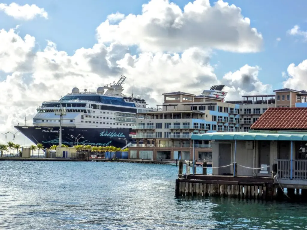Kreuzfahrtschiffe am Hafen in Oranjestad auf Aruba