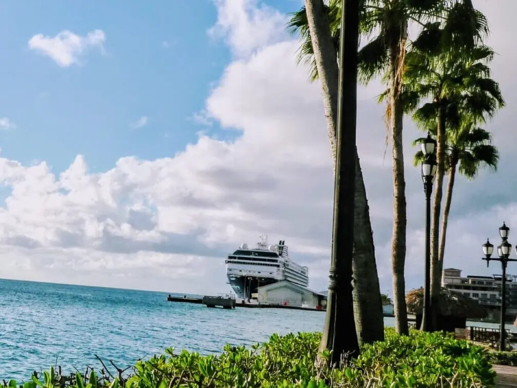 Mein Schiff am Hafen von Oranjestad auf Aruba