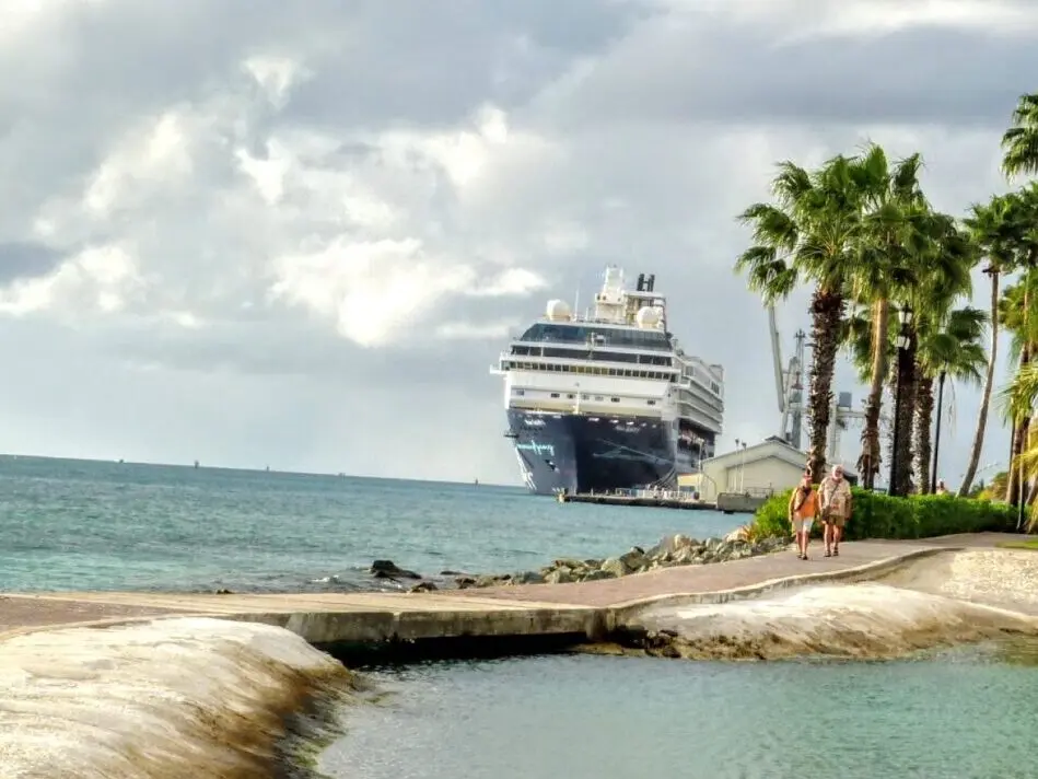 Blick auf die Mein Schiff im Hafen von Oranjestad auf Aruba