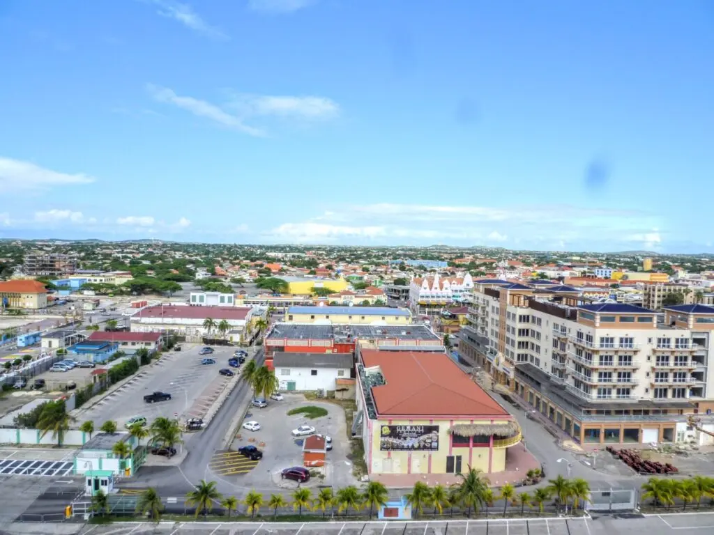Blick auf die Stadt Oranjestad auf Aruba