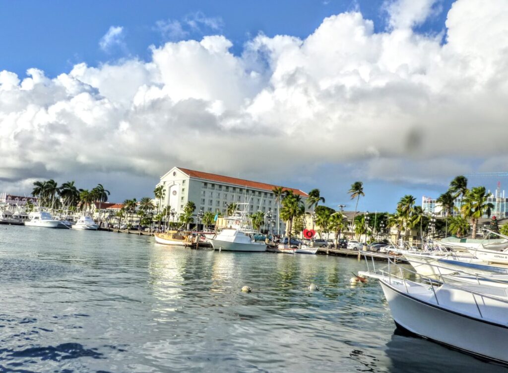 Blick auf die Promenade von Oranjestadt auf Aruba