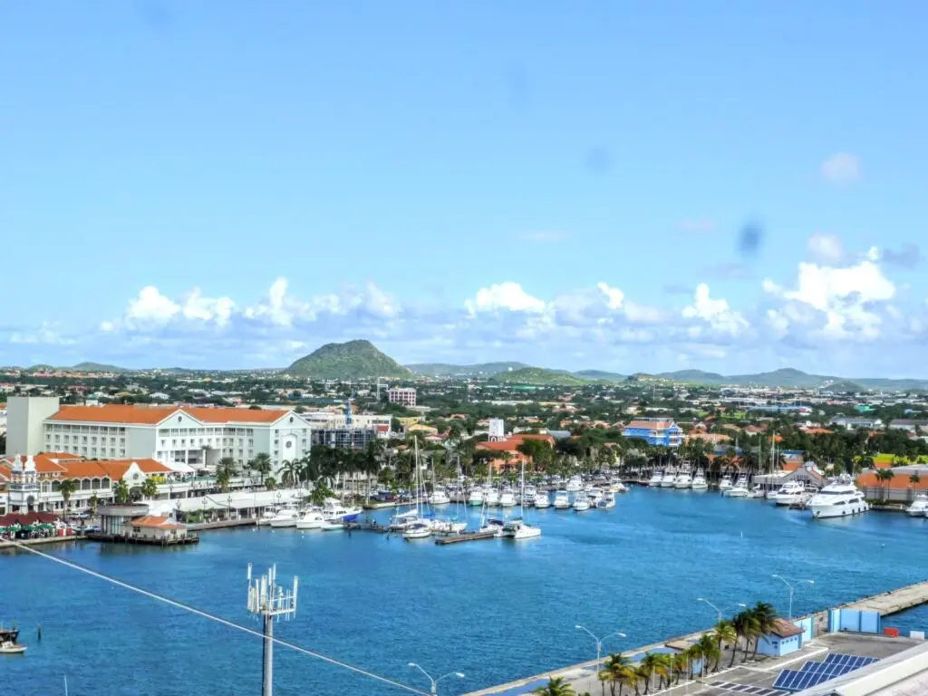 Blick auf das Pier mit bunten Häusern von Oranjestad auf Aruba