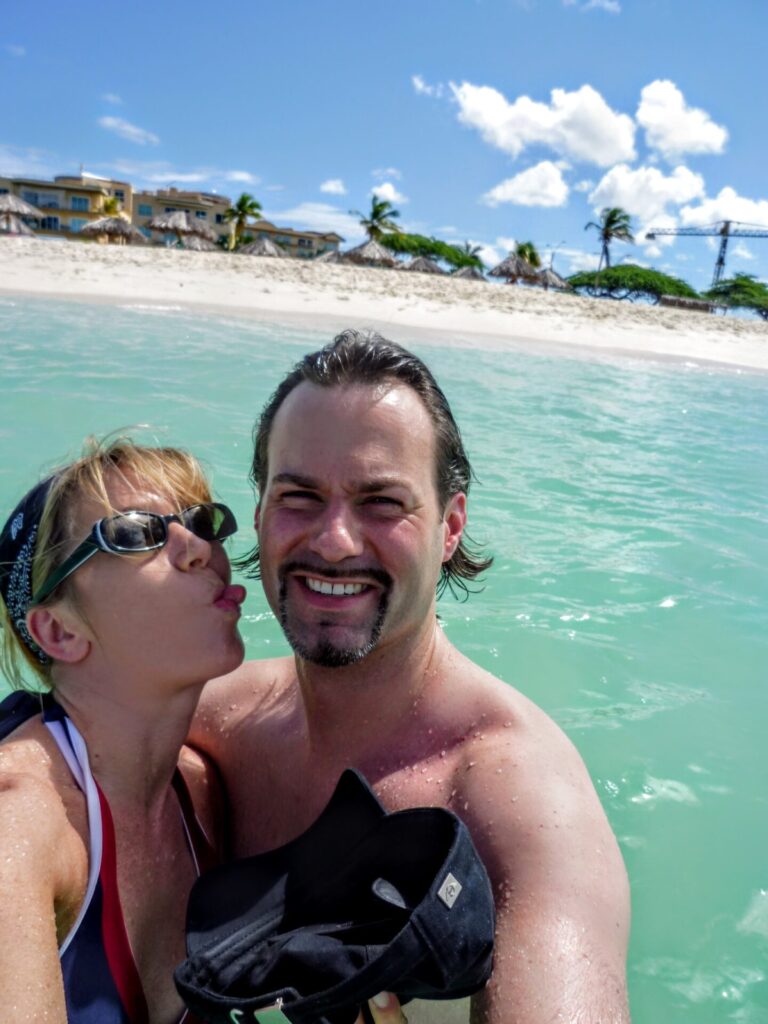 Pärchen im karibischen Meer auf Aruba 