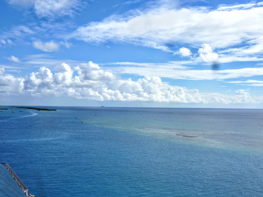 Blick auf das karibische Meer mit Wolkenhimmel