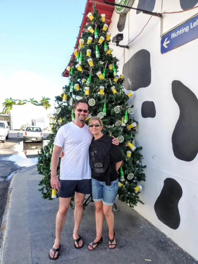 Karibischer Weihnachtsbau mit Pärchen in Oranjestad auf Aruba