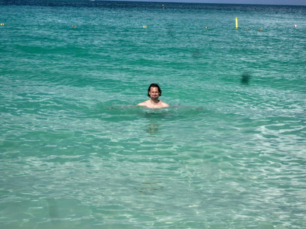 Mann im karibischen Meer auf Aruba