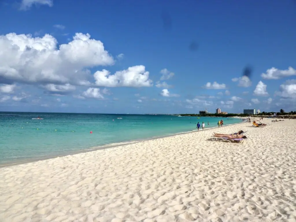 Weißer Sand-Strand auf Aruba mit türkisem Meer